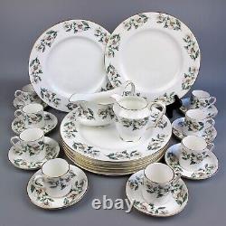 Crown Staffordshire Dinner Service Set Christmas Roses. Plates. Bone china. VTG