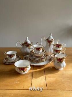 Vintage 1962 23 Piece Royal Albert Bone China Tea/Coffee Set'Old Country Roses