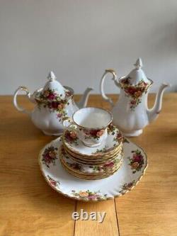 Vintage 1962 23 Piece Royal Albert Bone China Tea/Coffee Set'Old Country Roses