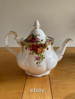 Vintage 1962 23 Piece Royal Albert Bone China Tea/Coffee Set'Old Country Roses