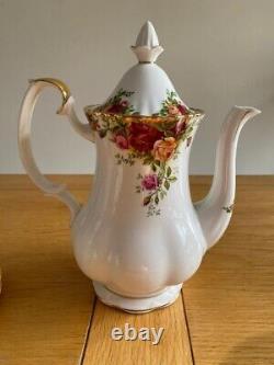 Vintage 1962 23 Piece Royal Albert Bone China Tea/Coffee Set'Old Country Roses
