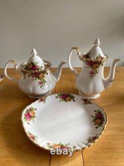 Vintage 1962 23 Piece Royal Albert Bone China Tea/Coffee Set'Old Country Roses
