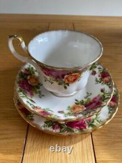 Vintage 1962 23 Piece Royal Albert Bone China Tea/Coffee Set'Old Country Roses