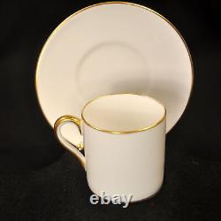 Ensemble Royal Cauldon de 6 tasses et soucoupes en forme de cafetière, doré sur blanc, 1950-1962