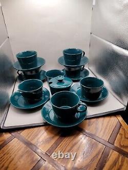 Ensemble de 17 pièces de tasses à café et de soucoupes vert foncé Vintage Arabia de Finlande.