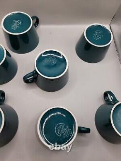 Ensemble de 17 pièces de tasses à café et de soucoupes vert foncé Vintage Arabia de Finlande.