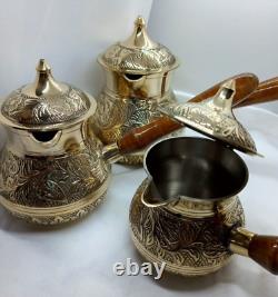 Ensemble de 3 anciennes cafetières turques en cuivre avec manche en bois.