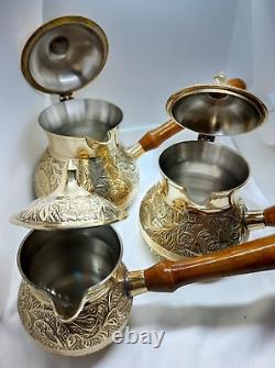 Ensemble de 3 anciennes cafetières turques en cuivre avec manche en bois.