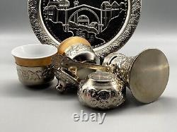 Ensemble de café bosnien vintage en métal argenté dans une boîte en porcelaine.