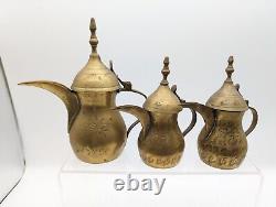 Ensemble de café en laiton du Moyen-Orient signé en arabe de style vintage comprenant 3 pièces