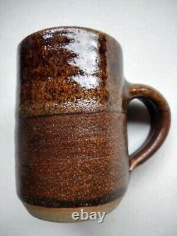 Ensemble de café en poterie de Canterbury des années 1970, fait à la main, en excellent état.