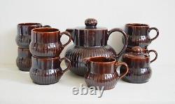 Ensemble de café et de thé RARE 9 pièces en faïence du Portugal des années 1980 de couleur marron glacé.