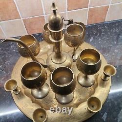 Ensemble de pots à café en laiton gravé du Moyen-Orient avec tasses et plateau à l'ancienne.