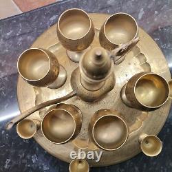 Ensemble de pots à café en laiton gravé du Moyen-Orient avec tasses et plateau à l'ancienne.