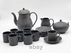 Ensemble de thé / café en Basalt Vintage Wedgwood incluant une théière, une cruche et un sucrier.