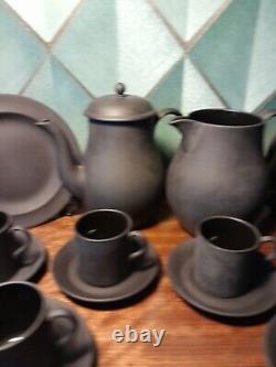 Ensemble de thé/café en basalte vintage de Wedgwood comprenant une théière, 6 tasses, soucoupes, pichet et assiettes.