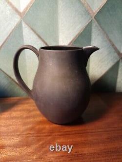 Ensemble de thé/café en basalte vintage de Wedgwood comprenant une théière, 6 tasses, soucoupes, pichet et assiettes.