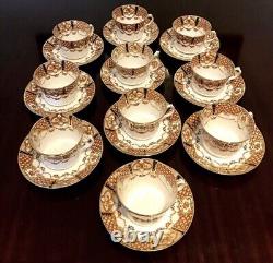 Ensemble de thé et assiettes en porcelaine Vintage Roslyn fabriqué en Angleterre (36 pièces)