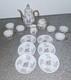Ensemble De Thé Vintage En Porcelaine Lustrée Royal China Avec Couple En Cour, Pour 6 Personnes, Fabriqué Au Japon