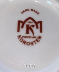 Ensemble de théière en porcelaine Korosten VTG avec tasses, soucoupes, sucrier, crémier et bordure dorée.