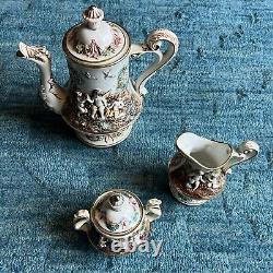 Ensemble thé-café italien vintage en porcelaine de Capodimonte, Italie avec des angelots