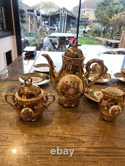 Service à café en porcelaine fine Vintage Bondware Gold Dimitasse avec couples galants de Fragonard