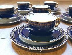Service à café en porcelaine vintage, bleu cobalt avec finitions en or 24 carats, 27 pièces.