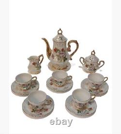 Service à thé et à café en porcelaine vintage, fabriqué au Japon, orné de motifs floraux et de finitions dorées.