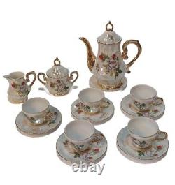 Service à thé et à café en porcelaine vintage, fabriqué au Japon, orné de motifs floraux et de finitions dorées.