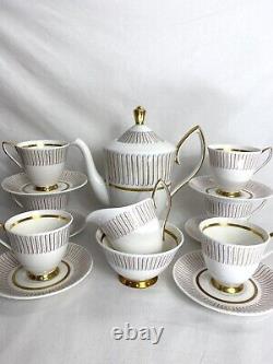 Service à thé et café vintage des années 1950. Royal Albert Capri. Porcelaine fine blanche et dorée, 15 pièces.