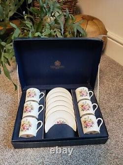 Service de tasses à café et soucoupes Royal Worcester en coffret, en condition vintage inutilisée.