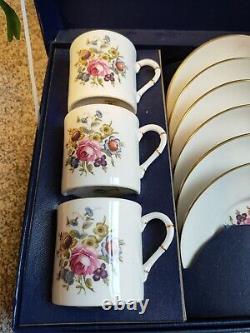 Service de tasses à café et soucoupes Royal Worcester en coffret, en condition vintage inutilisée.