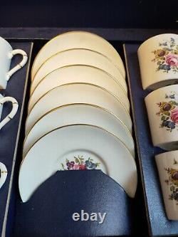 Service de tasses à café et soucoupes Royal Worcester en coffret, en condition vintage inutilisée.