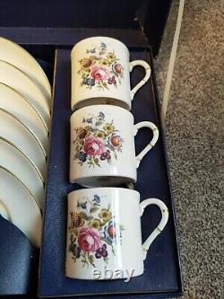 Service de tasses à café et soucoupes Royal Worcester en coffret, en condition vintage inutilisée.