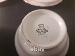 Tasses, soucoupes et assiettes en porcelaine fine Royal Standard avec ensemble de crémier et sucrier vintage.